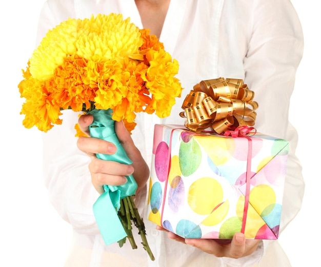 Kobieta trzyma pudełko z prezentem i kwiatami na białym tle z bliska