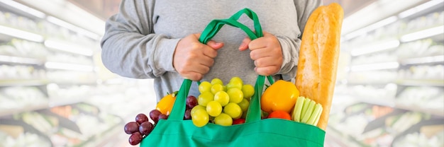 Kobieta Trzyma Torbę Na Zakupy Spożywcze W Supermarkecie