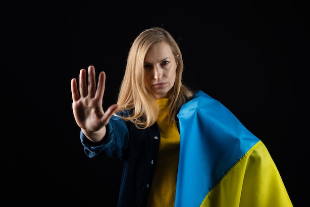 Kobieta trzyma ukraińską flagę