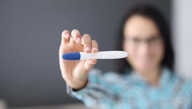 Kobieta trzyma w ręku test ciążowy