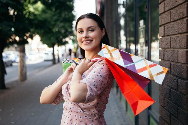 Kobieta trzyma wiele toreb po zakupach