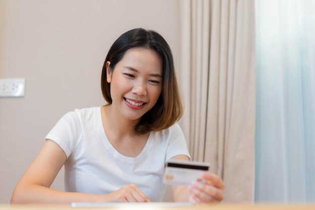 kobieta trzymaj kartę kredytową na zakupy online strona internetowa dla wygody codzienny styl życia
