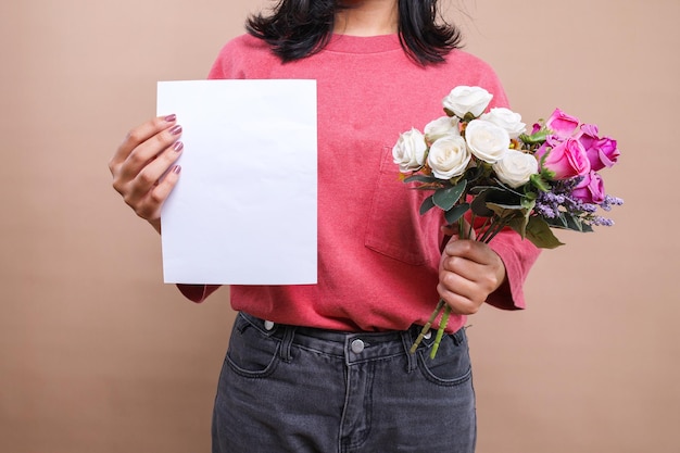 Kobieta trzymająca bukiet kwiatów i białą kartkę papierową dla tekstu lub reklam