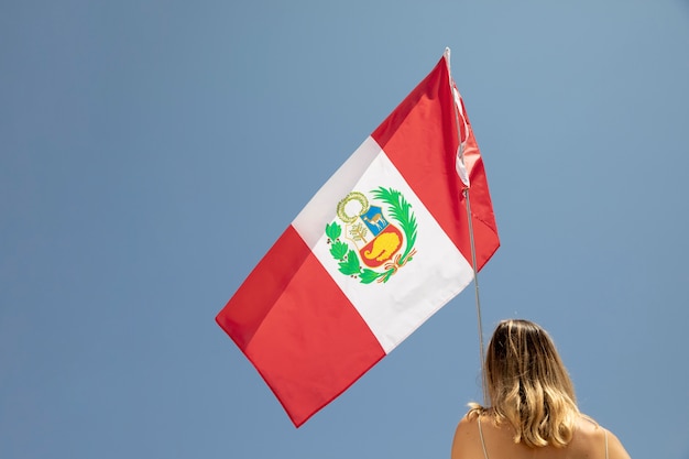 Zdjęcie kobieta trzymająca flagę peru