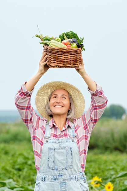 Kobieta Trzymająca Kosz Pełen Organicznych Warzyw I Korzeni Zbiorów Na Ekologicznej Farmie Bio. Jesienne Zbiory Warzyw.