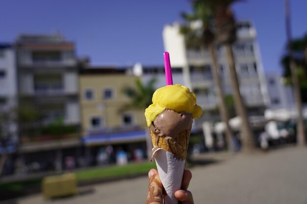 Zdjęcie kobieta trzymająca lody