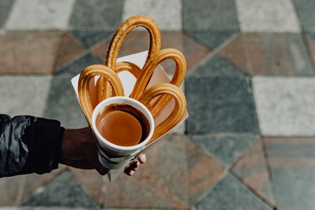 Kobieta trzymająca przekąskę churros