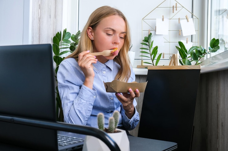 Zdjęcie kobieta trzymająca pudełko na lunch bez marnotrawstwa pudełko na dostawy żywności ze zdrowym posiłkiem dieta odchudzania menu wegańskie