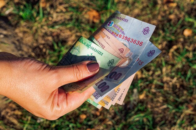 Zdjęcie kobieta trzymająca rękę rumuński kod lei ron banknoty pieniężne w nominałach 100 10 1 leu