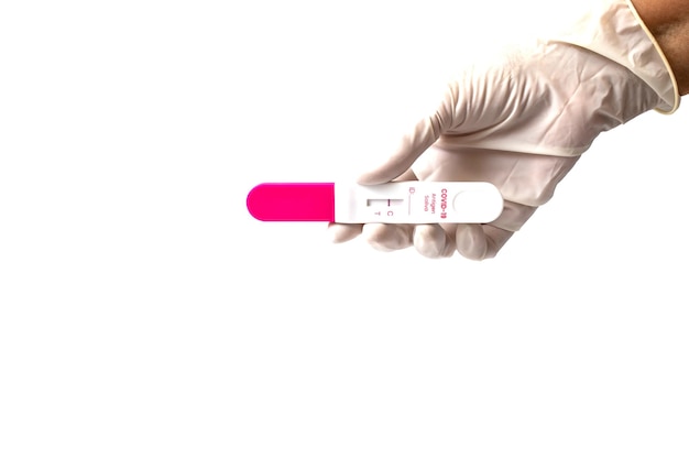 Kobieta trzymająca się za ręce trzymająca negatywny wynik testu Covid19 z zestawem szybkiego testu ATK na antygeny śliny SARSCOV2