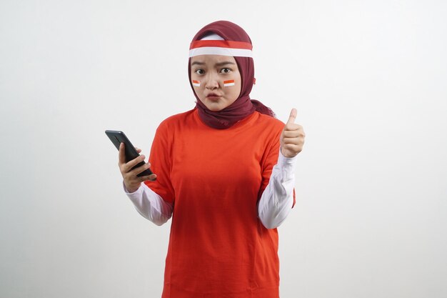 Kobieta trzymająca telefon w porządku gest indonezyjskiego dnia niepodległości