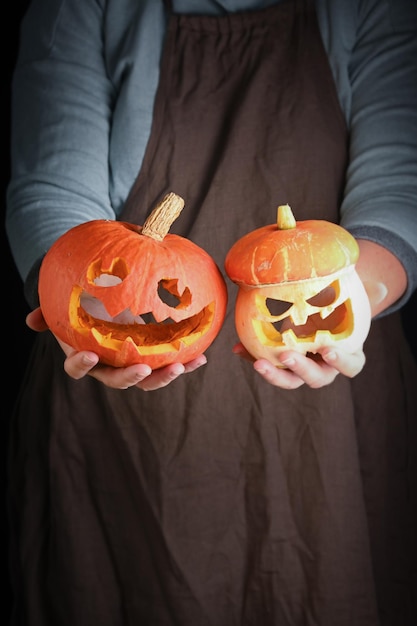 Kobieta trzymająca w ręku świeżo dynia zbliżenie Rzeźbiąca dynię na Halloween