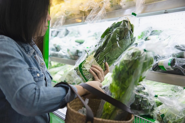 Kobieta trzymająca żywność w plastiku na targu