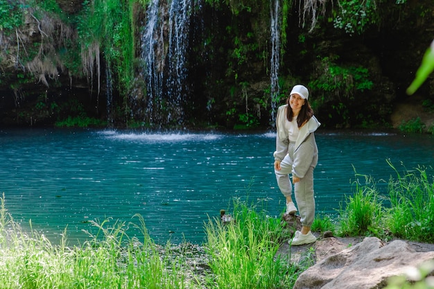 Kobieta turysta, ciesząc się widokiem koncepcji podróży latem wodospad