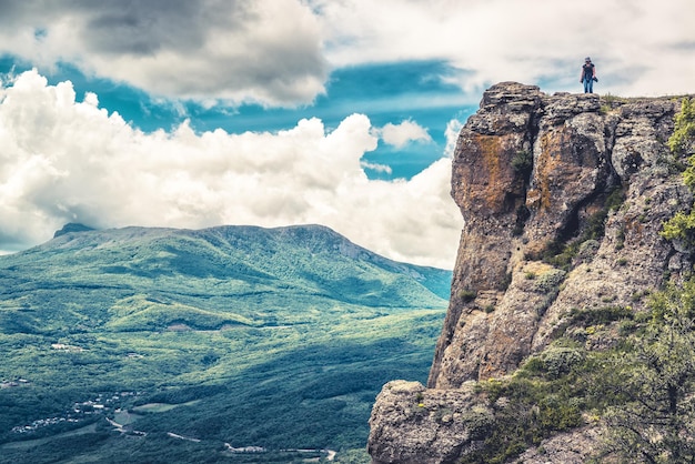 Kobieta turysta jest na górze Demerdji Crimea Rosja