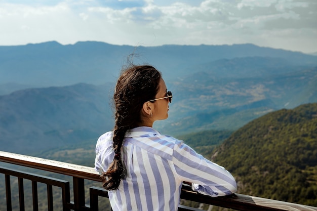 Kobieta turysta patrząc na piękny widok na góry