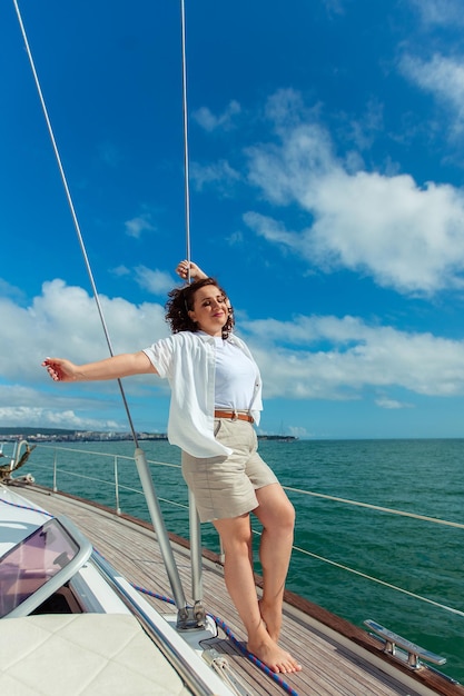 Kobieta turysta podróżnik w okularach przeciwsłonecznych w letni dzień na jachcie na morzu