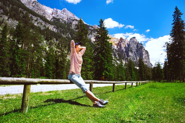 Kobieta turysta relaks na świeżym powietrzu na łonie natury Podróż w Dolomitach Włochy Europa Wakacje letnie