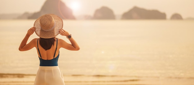Kobieta turysta spacerująca po rajskiej plaży na wyspach o zachodzie słońca wanderlust Asia Travel tropikalne wakacje i koncepcja wakacji