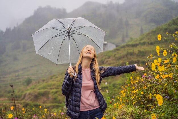 Zdjęcie kobieta turysta z parasolem w sapa we mgle na północny zachód wietnam wietnam podróż koncepcja unesco
