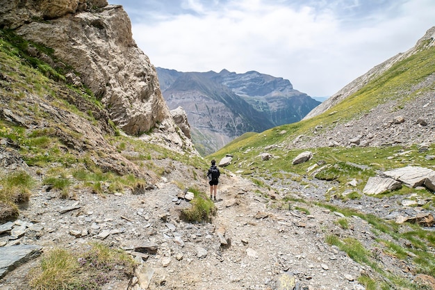 Kobieta turystka schodząca z jeziora quotIbon de Bernatuara quot w Parku Narodowym Ordesa i Monte Perdido