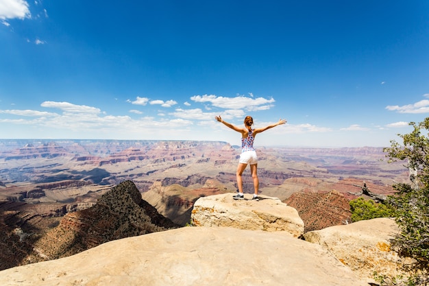 Kobieta turystycznych spojrzeć na krajobraz Wielkiego Kanionu