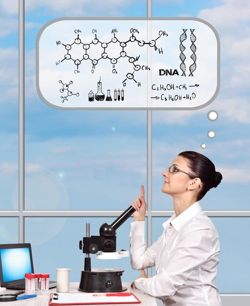Kobieta tworząca nowy lek