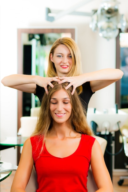 Kobieta u fryzjera coraz masaż głowy