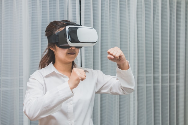 Kobieta ubrana i gra w boks na okulary wirtualnej rzeczywistości, technologia innowacji