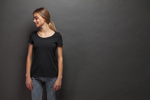 Kobieta ubrana w czarną pustą koszulkę