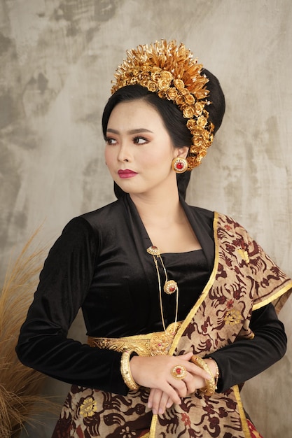 Kobieta ubrana w endek i balijski kebaya