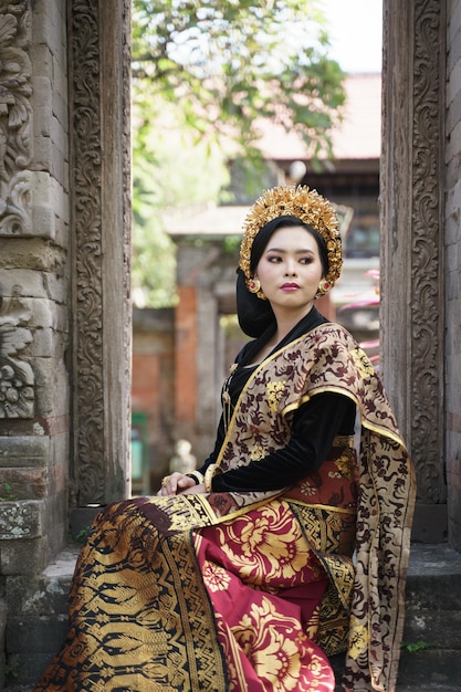 Kobieta ubrana w tradycyjne balijskie stroje kebaya z pięknym tkanym materiałem
