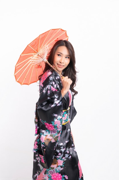Kobieta Ubrana W Tradycyjne Japońskie Kimono Na Białym Tle