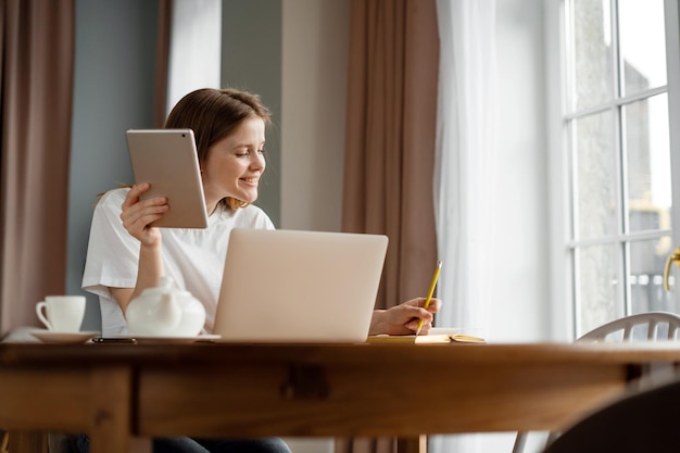 Kobieta ucząca się online edukacja w domu korzysta z laptopa i internetu