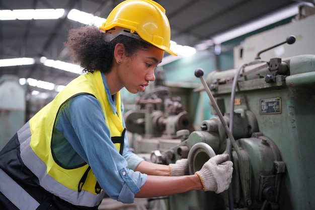Kobieta uczennica w fabryce obróbki metali, Portret pracujacych kobiet pracownik techniczny lub inzynier kobieta pracujaca w zakladu produkcyjnego fabryki przemyslowej.
