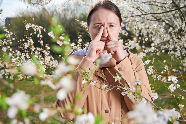 Zdjęcie kobieta uczulona na sezonową alergię na wiosnę