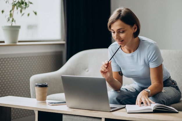 Kobieta Uczy Się W Domu Online Na Laptopie I Robi Notatki