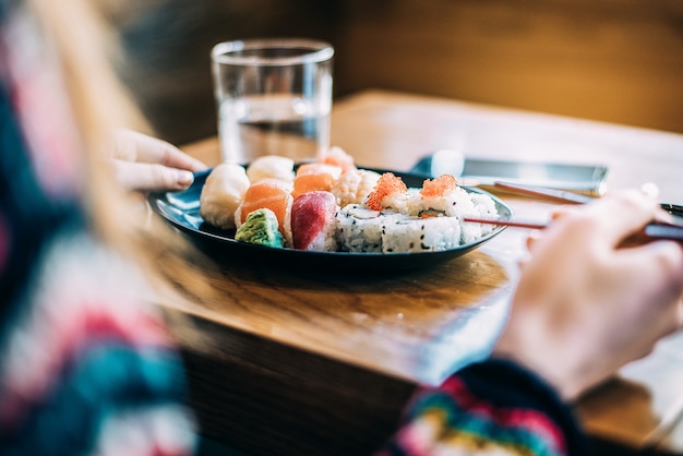 Kobieta upraw jedzenia jedzenia sushi