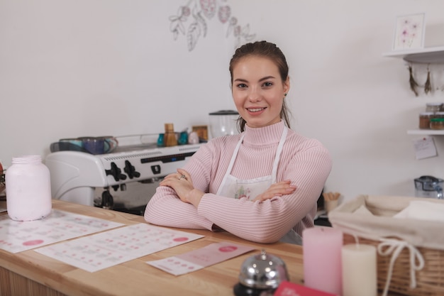 Kobieta Uśmiecha Się Do Kamery Pracującej W Swojej Kawiarni