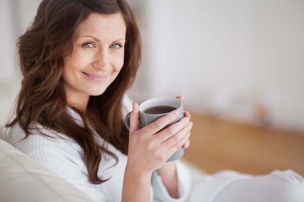 Kobieta Uśmiecha Się Trzymając Kubek Kawy
