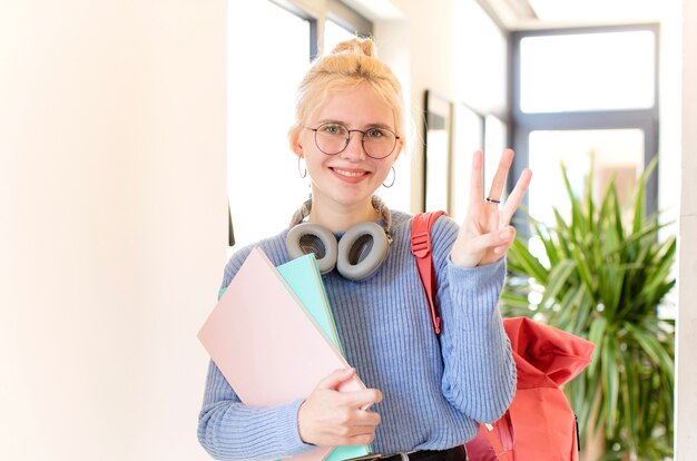 Kobieta Uśmiechnięta I Kobieta Wyglądająca Przyjaźnie, Pokazująca Numer Trzy Lub Trzeci Z Ręką Do Przodu, Odliczającą