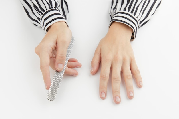 Kobieta usuwająca uszkodzone paznokcie paznokci z onycholizą po usunięciu lakieru żelowego