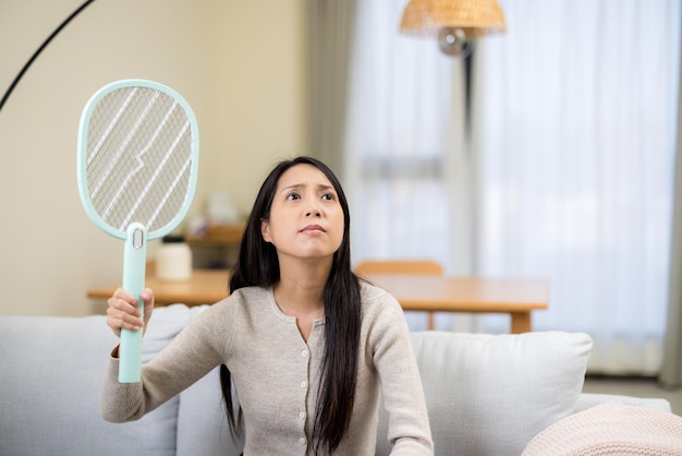 Kobieta używa gniazda na komary w domu.