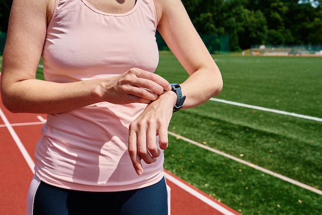 Kobieta Używa Inteligentnego Zegarka Fitness Sprawdzania Wyników Po Treningu Sportowym