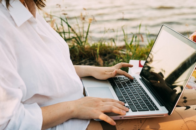 Kobieta używa jej laptop na zewnątrz