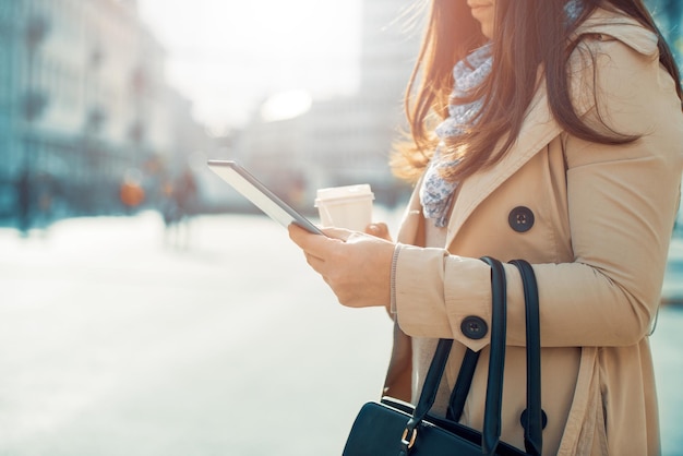 Kobieta używa jej mądrze telefon