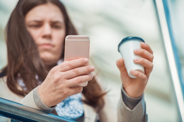 Zdjęcie kobieta używa jej mądrze telefon