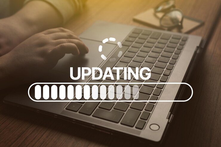Kobieta używa laptopa do aktualizacji oprogramowania Inżynier systemowy i programista Programista aplikacji