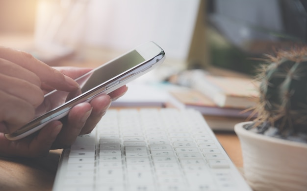 Kobieta Używa Mądrze Telefon Dla Technologii I Komunikaci Pojęcia.