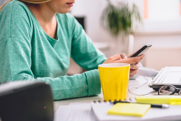 Kobieta używa mądrze telefon w biurze